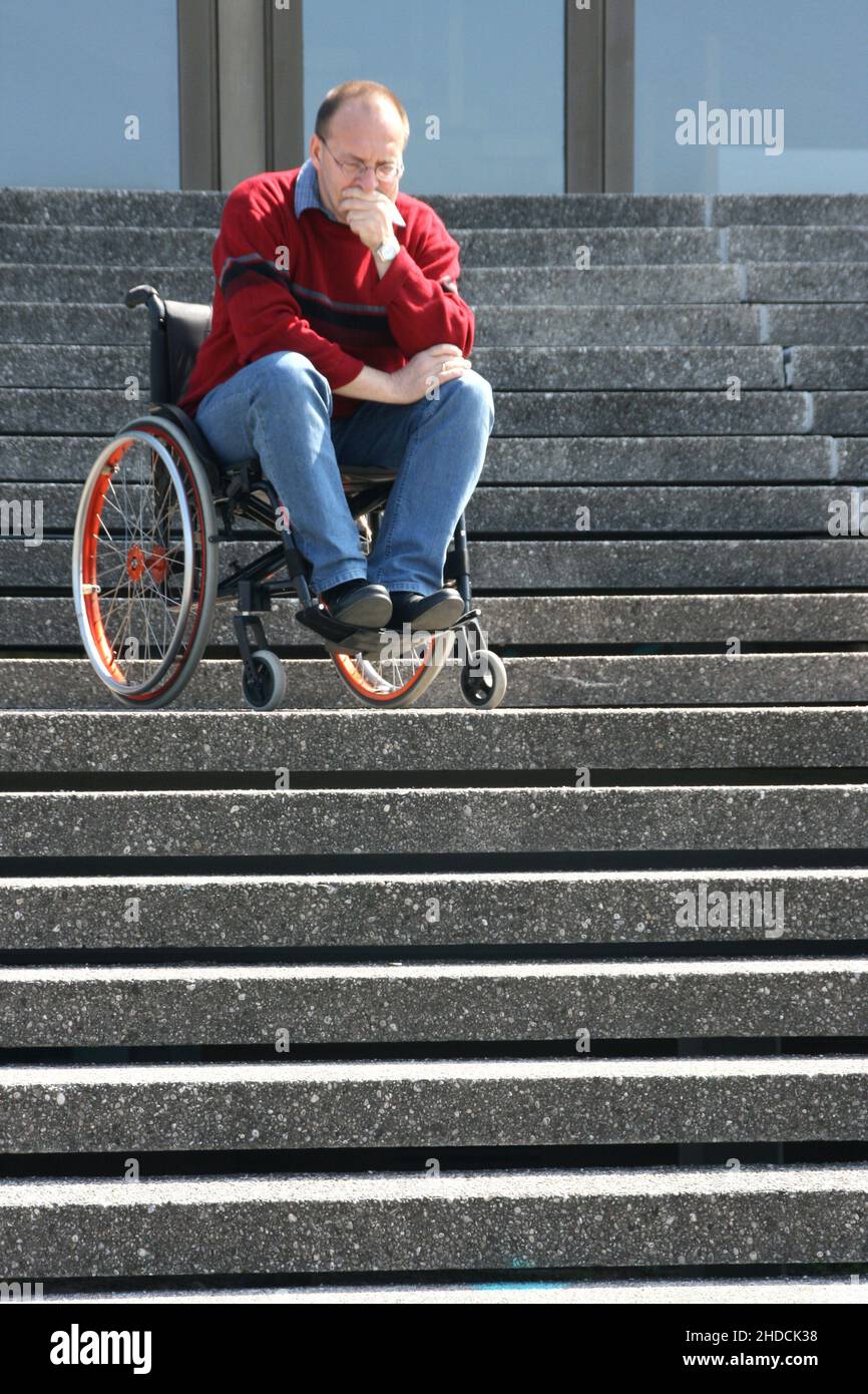 Mann im Rollstuhl braucht Hilfe, Treppe, MR: Yes Stock Photo