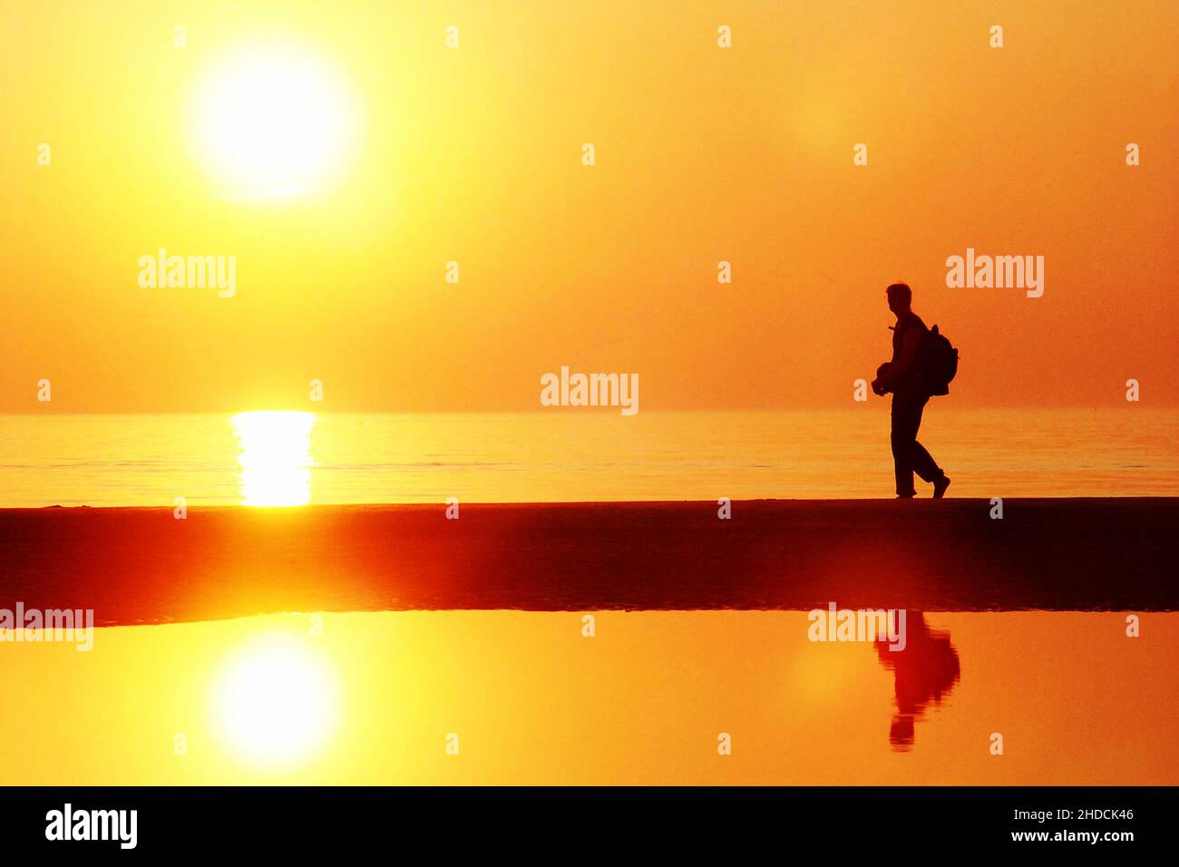 Junger Mann, Silhouette, Wanderung am Meer, Sonnenuntergang, Urlaub, Freizeit, Frei, Friedlich, Sonne, MR:Yes, Stock Photo