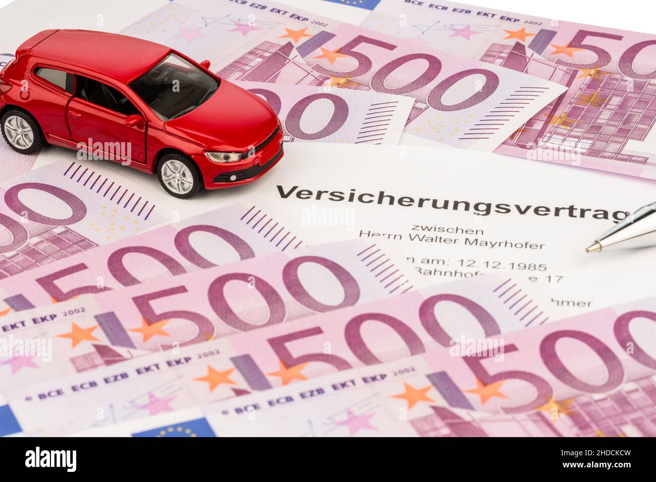 Ein Auto auf Banknoten, Modellauto, Symbolfoto, Modellauto, Symbolfoto,Versicherungsvertrag, Stock Photo