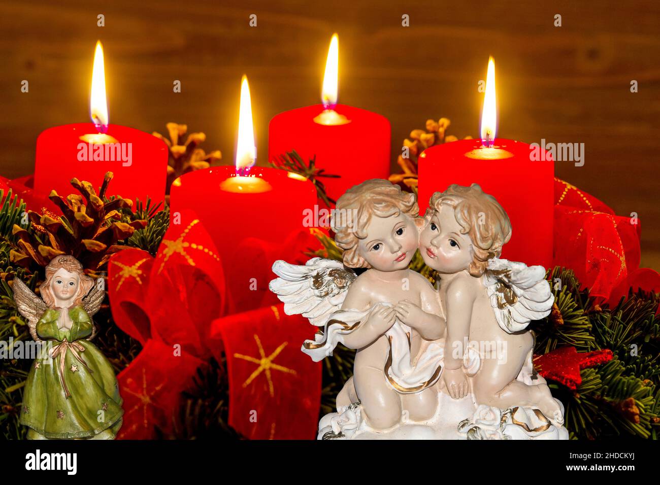 Ein Adventskranz zu Weihnachten sorgt für romatinsche Stimmung in der stillen Advent Zeit. 4 brennende Kerzen, 4. Advent, Engel, weihnachtsengel, Stock Photo