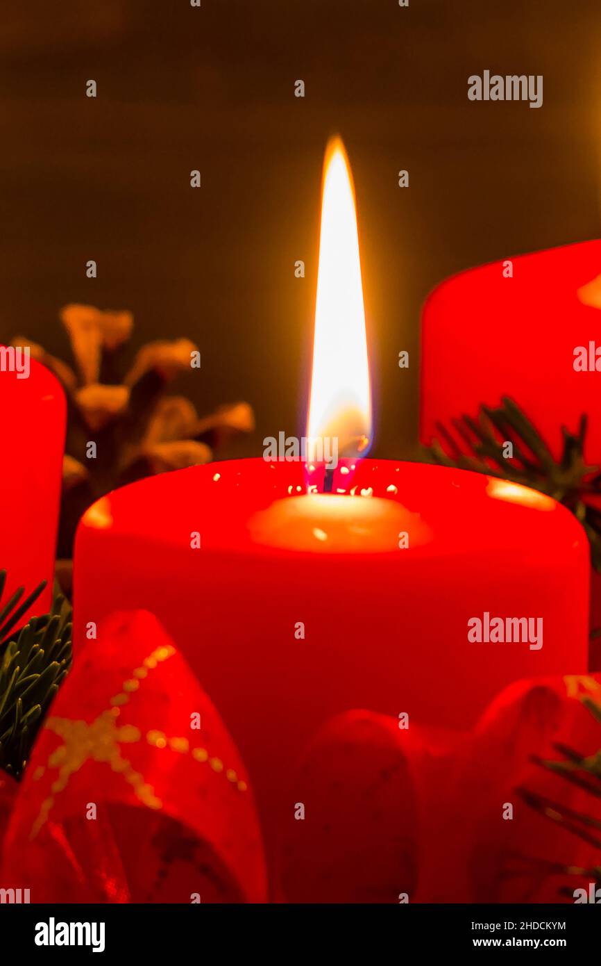 Ein Adventskranz zu Weihnachten sorgt für romatinsche Stimmung in der stillen Advent Zeit. 1 brennende Kerze, 1. Advent, Stock Photo