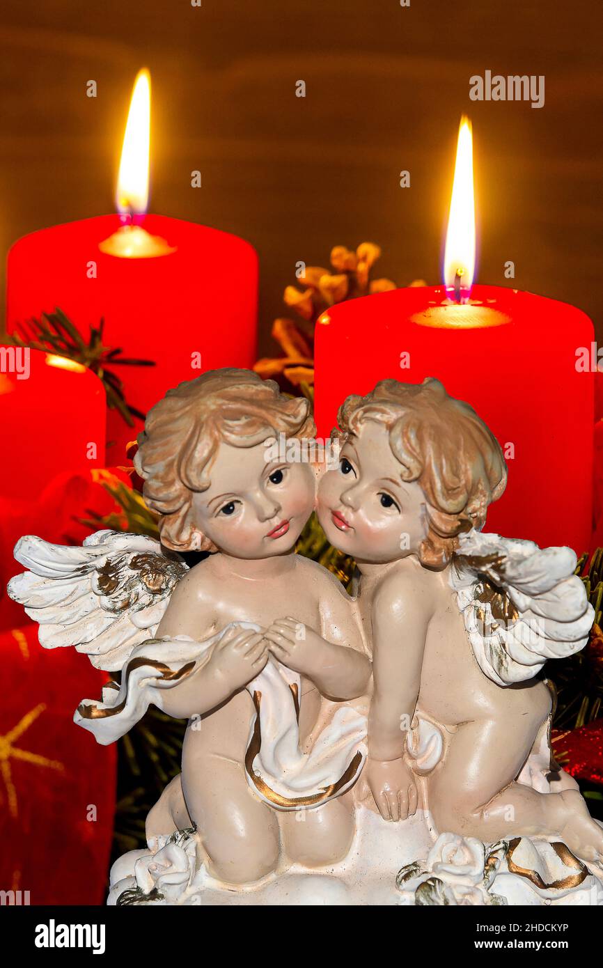 Ein Adventskranz zu Weihnachten sorgt für romatinsche Stimmung in der stillen Advent Zeit. 42brennende Kerzen, 2. Advent, Engel, weihnachtsengel, Stock Photo
