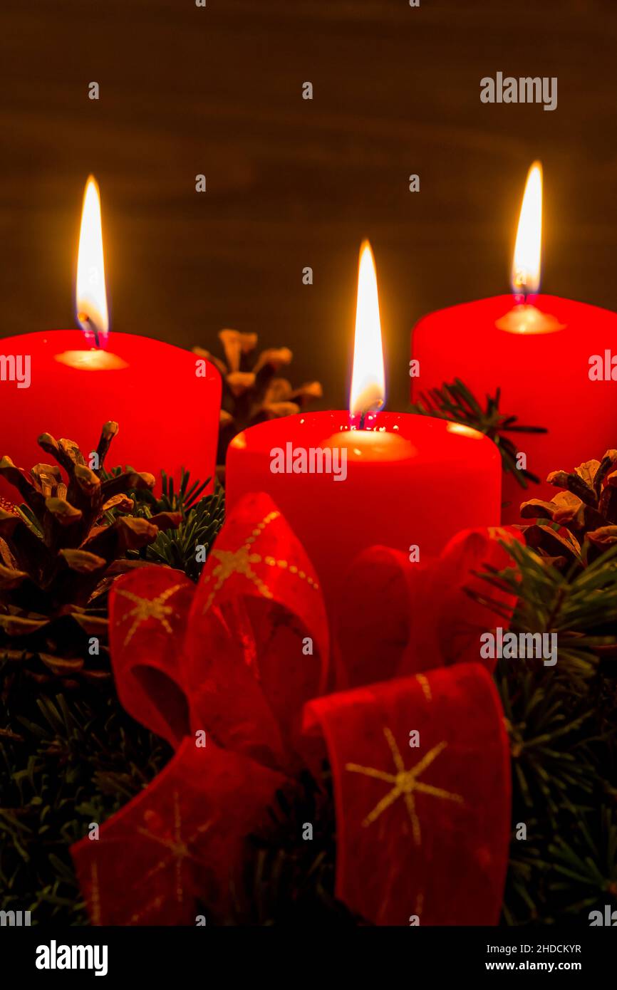 Ein Adventskranz zu Weihnachten sorgt für romatinsche Stimmung in der stillen Advent Zeit. 3 brennende Kerzen, 3. Advent, Stock Photo