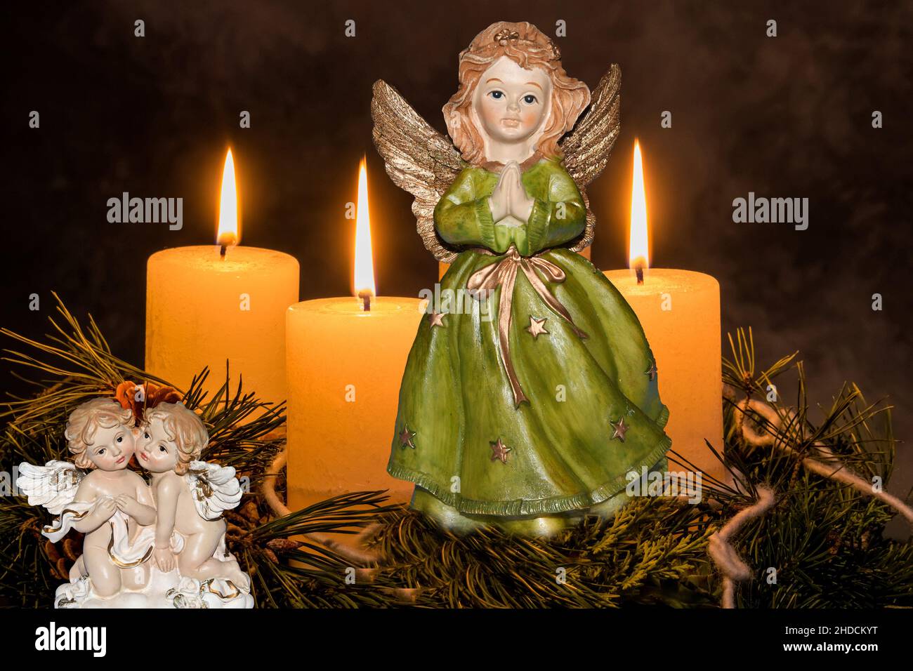 Ein Adventskranz zu Weihnachten sorgt für romatinsche Stimmung in der stillen Advent Zeit, 3. Advent, drei brennende Kerzen, Engel, weihnachtsengel, Stock Photo