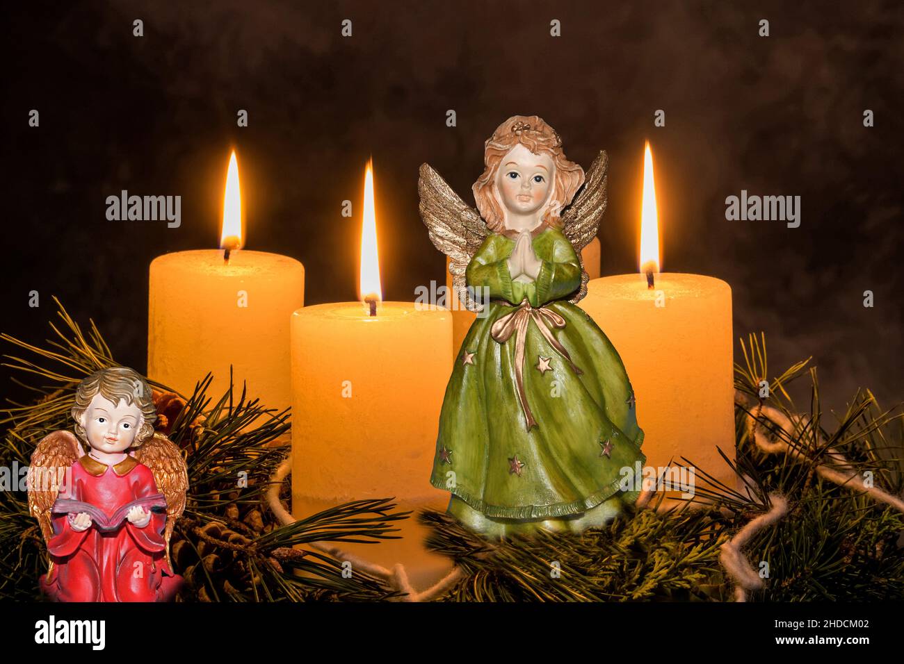 Ein Adventskranz zu Weihnachten sorgt für romatinsche Stimmung in der stillen Advent Zeit, 3. Advent, drei brennende Kerzen, ENGEL, Weihnachtsengel, Stock Photo