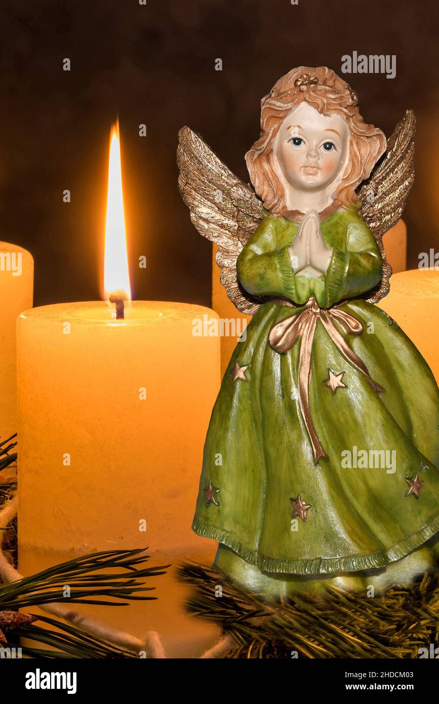 Ein Adventskranz zu Weihnachten sorgt für romatinsche Stimmung in der stillen Advent Zeit, 1. Advent, eine brennende Kerze, Engel, Weihnachtsengel, Stock Photo