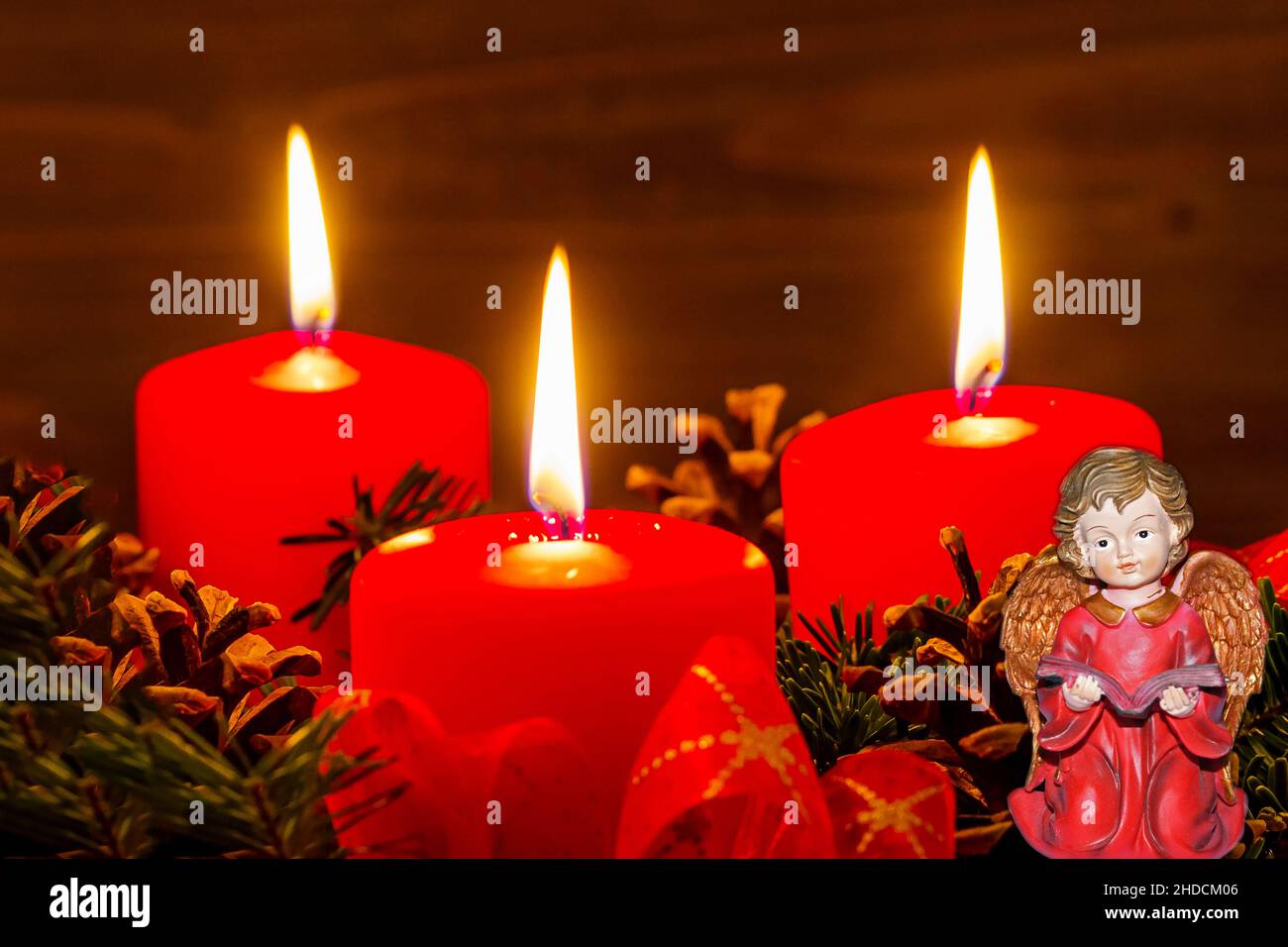 Ein Adventskranz zu Weihnachten sorgt für romatinsche Stimmung in der stillen Advent Zeit. 3 brennende Kerzen, 3. Advent, Stock Photo