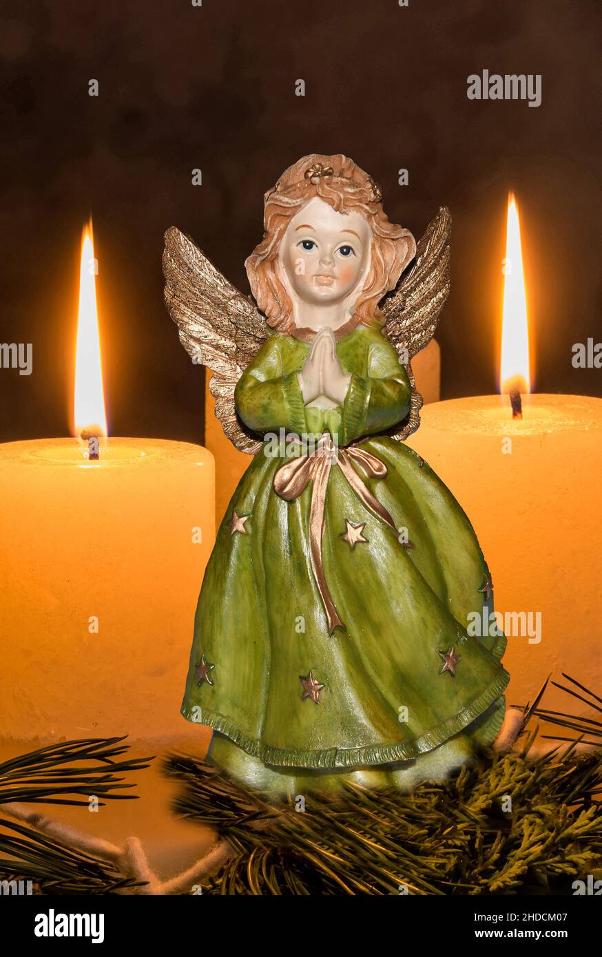 Ein Adventskranz zu Weihnachten sorgt für romatinsche Stimmung in der stillen Advent Zeit, 3. Advent, zwei brennende Kerzen, ENGEL, Weihnachtsengel, Stock Photo