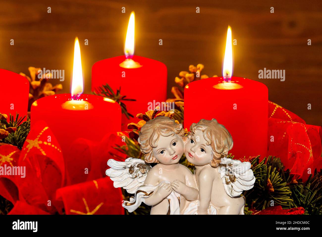 Ein Adventskranz zu Weihnachten sorgt für romatinsche Stimmung in der stillen Advent Zeit. 3 brennende Kerzen, 3. Advent, Zwei Engel, weihnachtsengel, Stock Photo