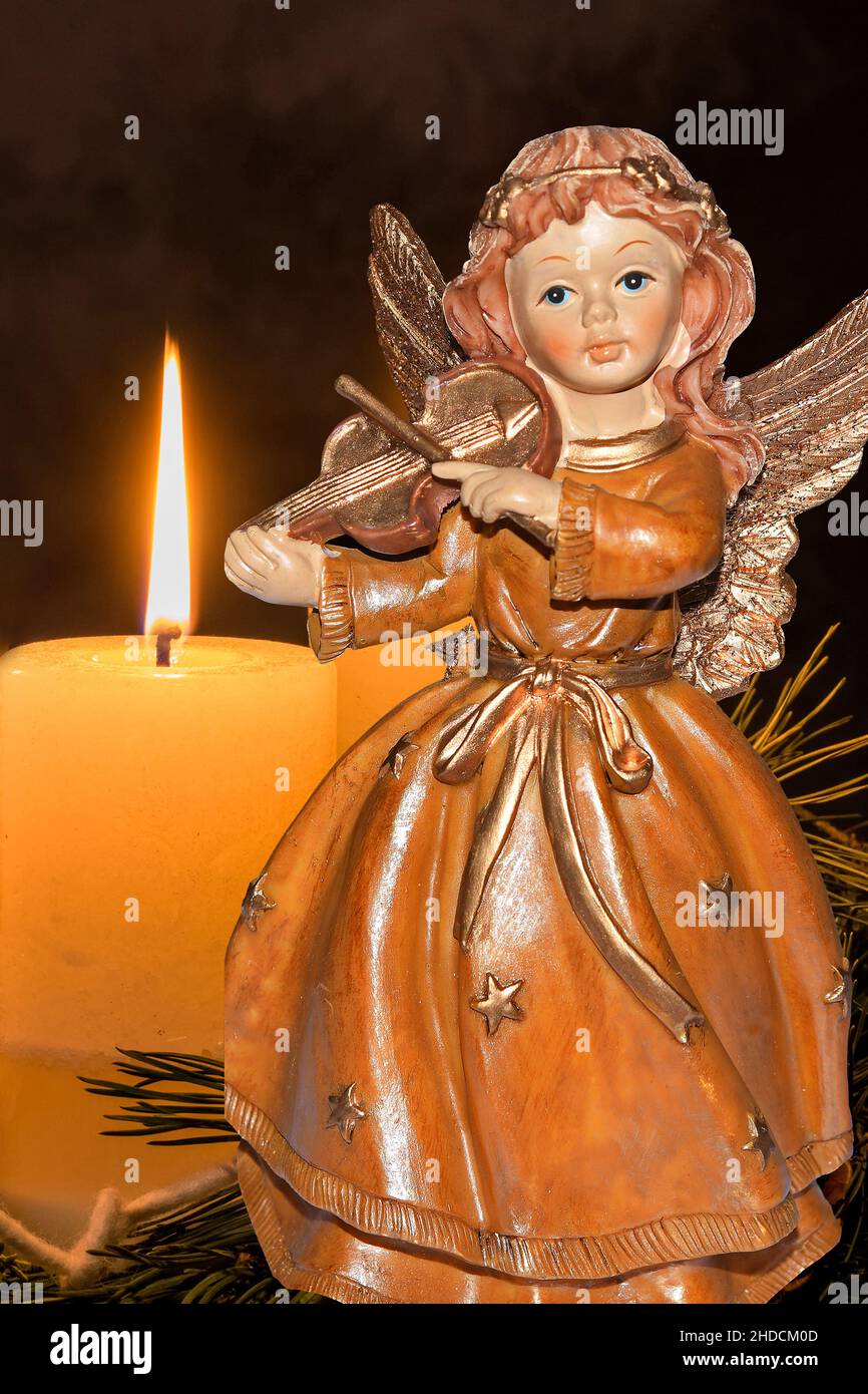 Ein Adventskranz zu Weihnachten sorgt für romatinsche Stimmung in der stillen Advent Zeit, 1. Advent, drei brennende Kerzen, Engel, Weihnachtsengel, Stock Photo