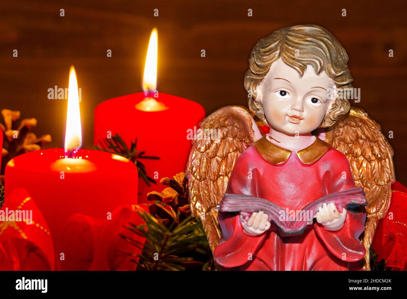 Ein Adventskranz zu Weihnachten sorgt für romatinsche Stimmung in der stillen Advent Zeit. 2 brennende Kerzen, 2. Advent, Engel, Weihnachtsengel, Stock Photo