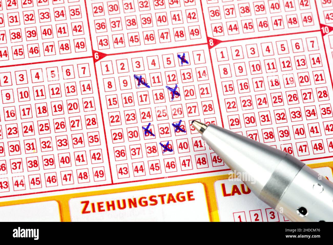 Ausgefüllter Lottoschein, 6 aus 49, Banknoten, Kugelschreiber,Glückspiel, Glücksspiel, Lotterie, Gewinn, Stock Photo