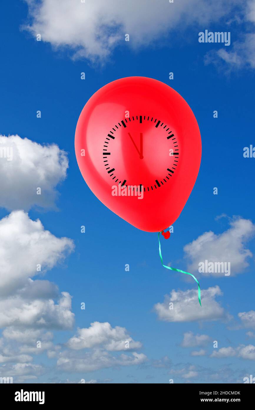 Roter Luftballon vor blauen Himmel mit Cumulus Wolken, ERderwärmung, Klimawandel, Uhr zeigt 5 vor 12, Stock Photo