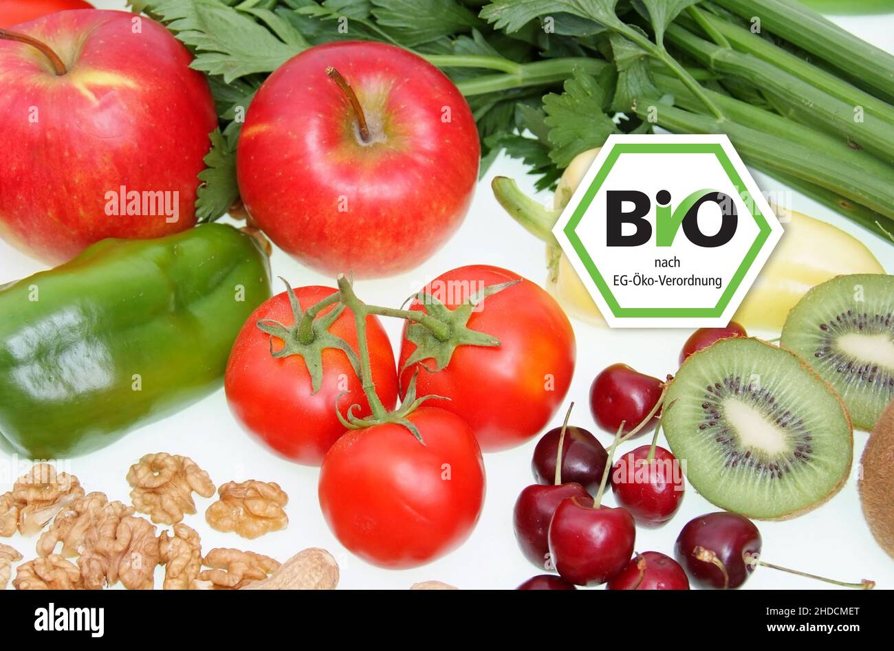 Symbolfoto gesunde Ernährung, Obst, Gemüse, Nüsse, Kirschen, Erdnüsse, Paproka, Tomaten, Rettich, Walnüsse, Kiwi, Apfel, BIO; Siegel, Bio-Siegel,  Näh Stock Photo