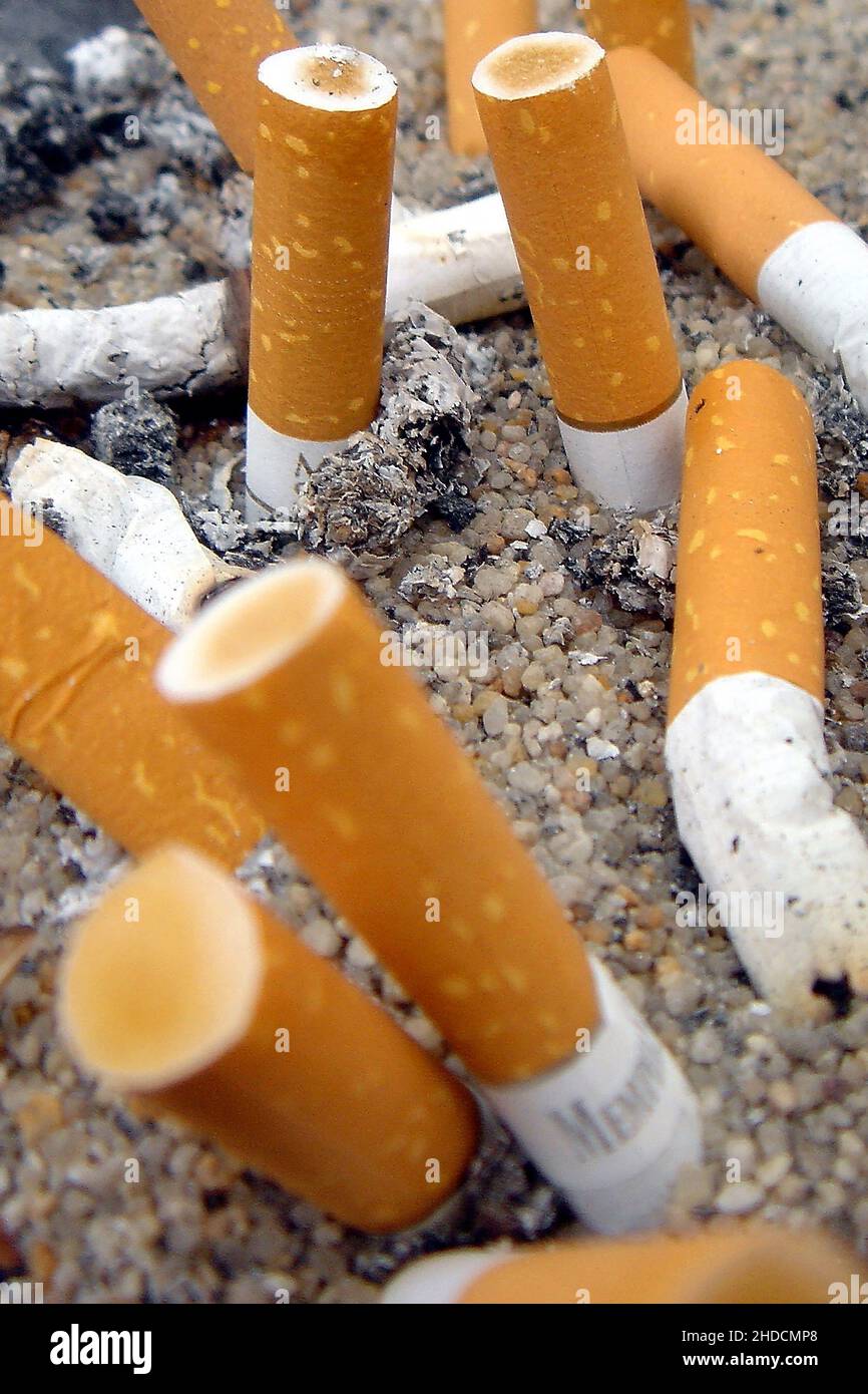 Zigarettenstummel, Aschenbecher, Zigaretten, Raucher, Asche, Krebs, Lungenkrebs, Nikotin, Stock Photo