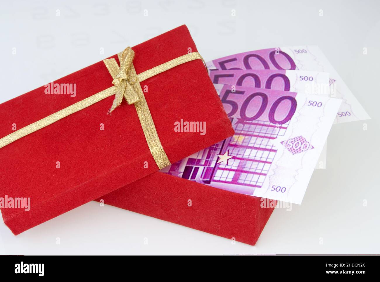 Symbolbild, Geldgeschenk, Geschenk, Geschenkkarton, goldene Schleife, 500er Euro Banknoten, Stock Photo