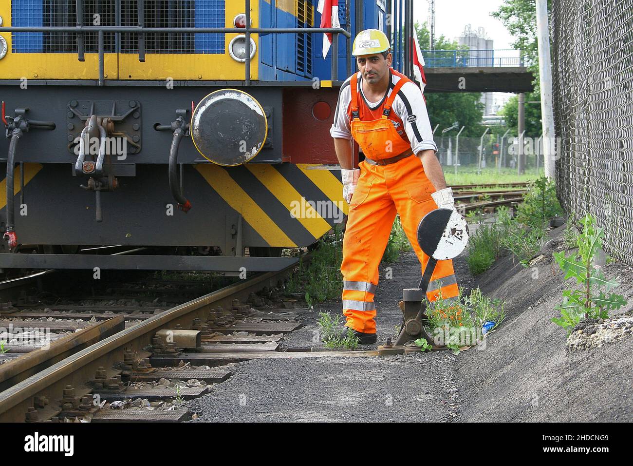 Bahnarbeiter, stellt die Weichen eines Zuges, MR: Yes Stock Photo