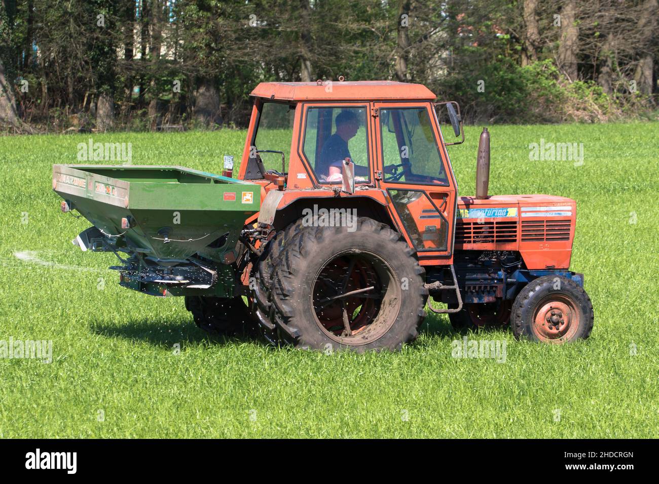 Düngerstreuer bei der Arbeit Stock Photo