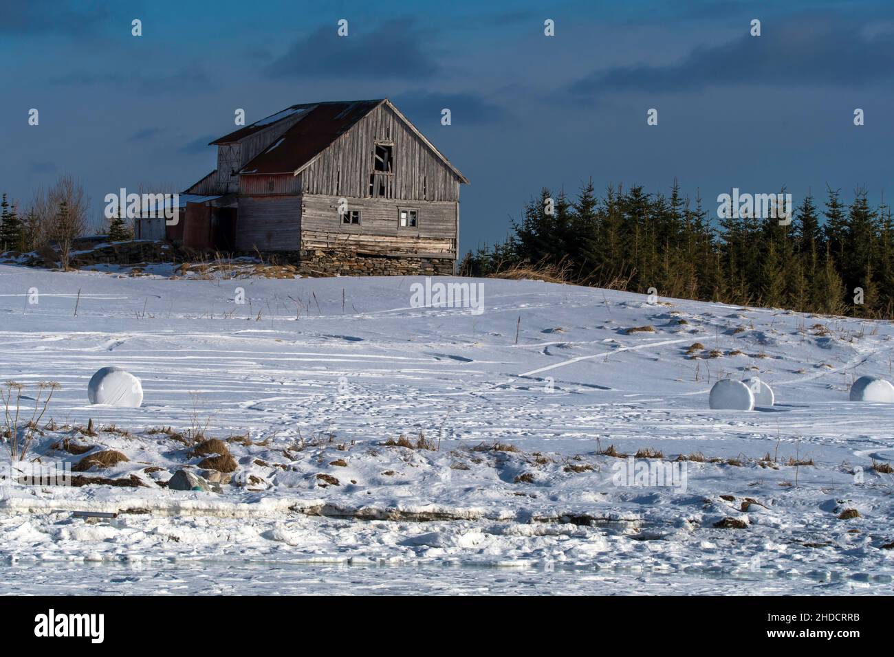 alte Scheune im Winter / old barn in winter Stock Photo