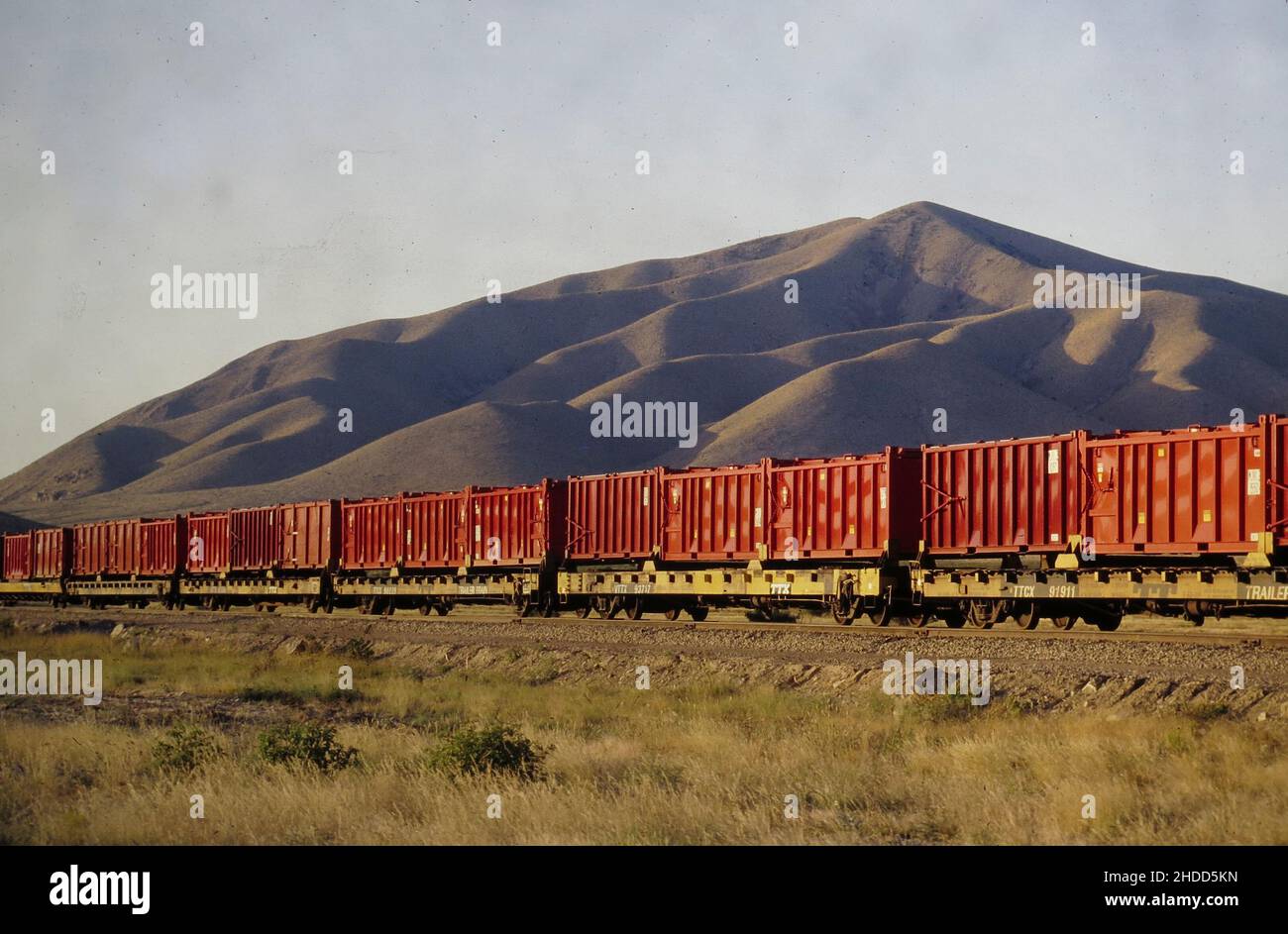 Sierra Blanca Texas USA, 1995: Freight train cars filled with sludge from New York City await dumping on MERCO-owned ranchland near Sierra Blanca. The operation has proved controversial. ©Bob Daemmrich Stock Photo