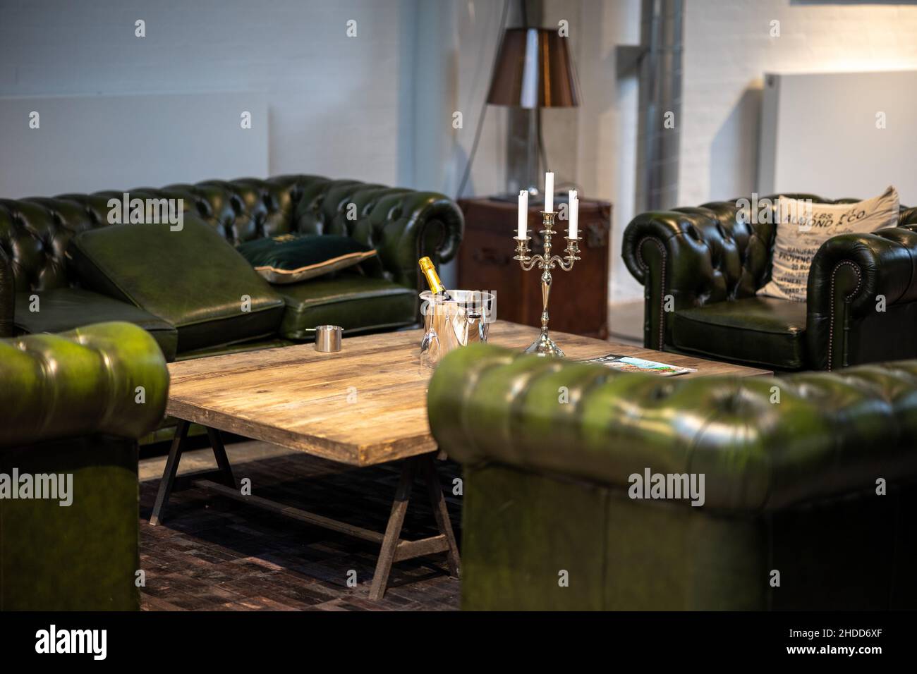 Dark green leather sofa hi-res stock photography and images - Alamy