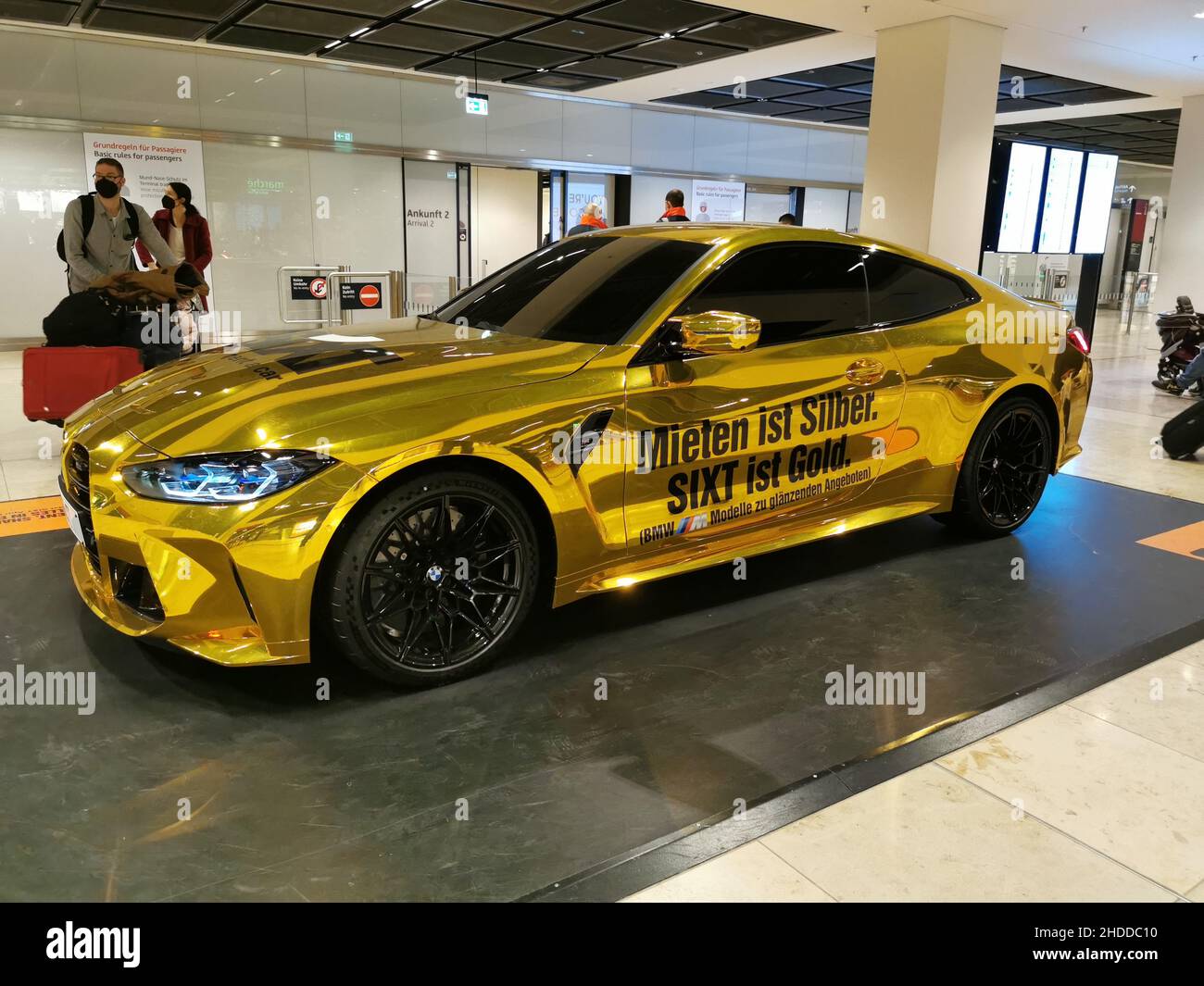 BMW M3 Competition Werbung für die Sixt Autovermietung am Flughafen