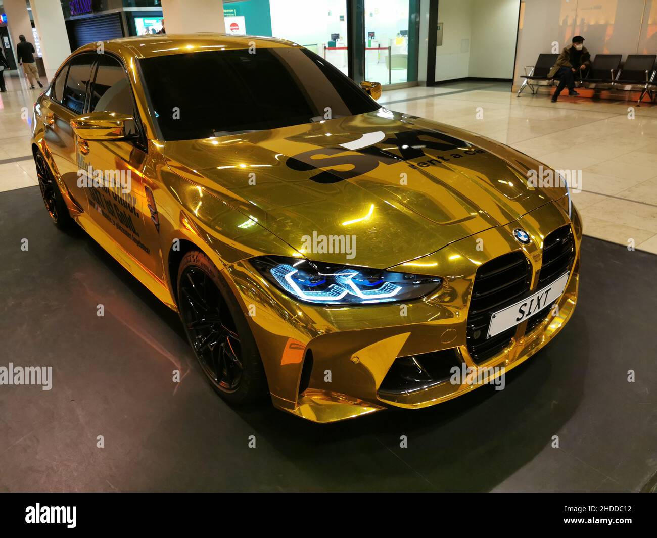 BMW M3 Competition Werbung für die Sixt Autovermietung am Flughafen