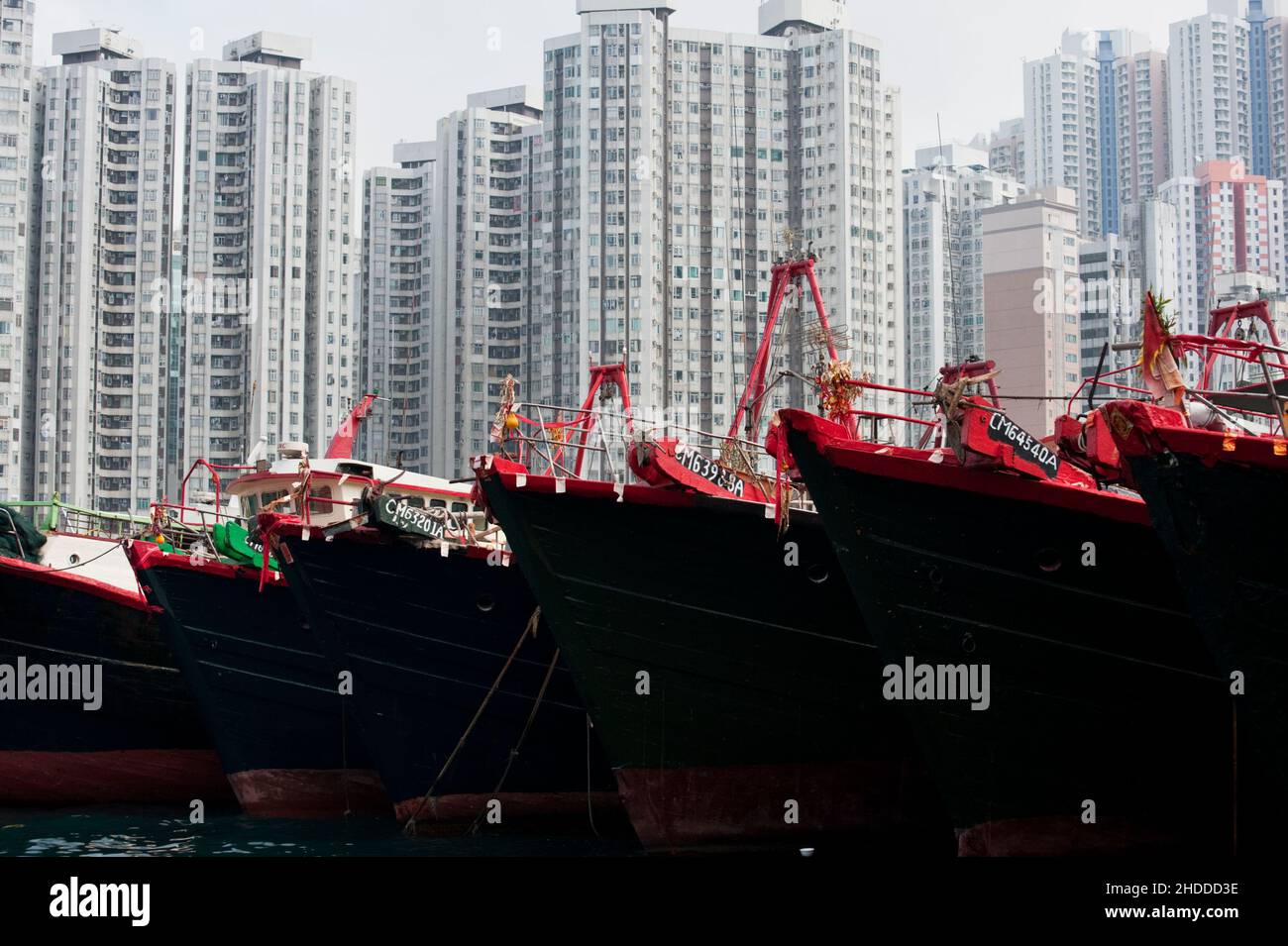 Boats and buildings around the Aberdeen Harbour, Hong Kong Stock Photo