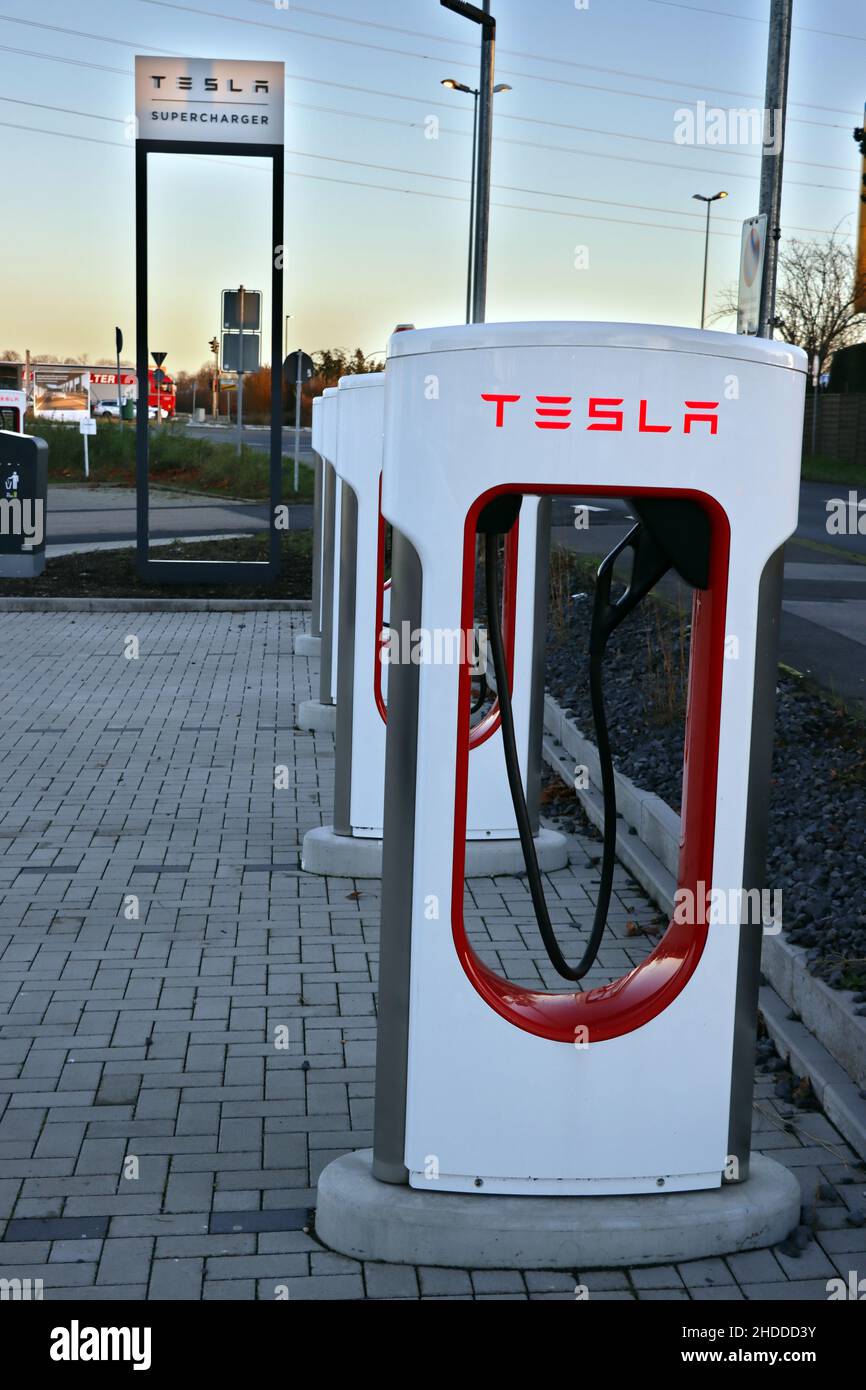 Testla Schnellladestation Supercharger, Nordrhein-Westfalen, Deutschland, Erftstadt-Lechenich Stock Photo