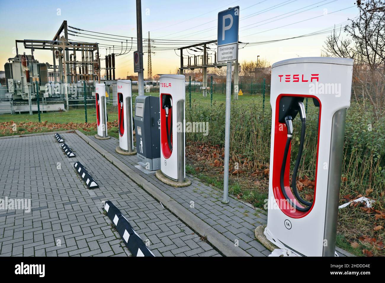 Testla Schnellladestation Supercharger neben einem Umspannwerk, Nordrhein-Westfalen, Deutschland, Erftstadt-Lechenich Stock Photo
