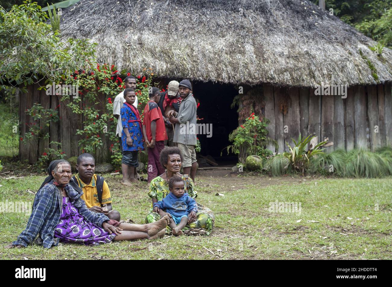 Papua New Guinea; Eastern Highlands; Goroka; Namta Mefenga; A group of Papuans outside a hut in the bush. Eine Gruppe Papuas vor einer Hütte im Busch Stock Photo