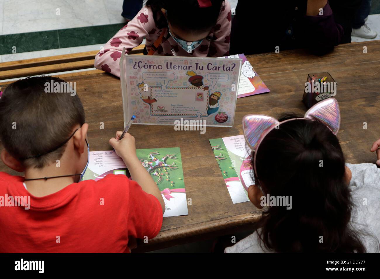 MEXICO CITY, MEXICO - JAN 5, 2022: A child writes their letter to the Three Wise Men At the  Postal palace, for can receive the Christmas gifts prior to  Wise Men arrival tomorrow as part of the Christmas holidays. On January 5, 2022 in Mexico City, Mexico. (Photo by Luis Barron/ Eyepix Group) Stock Photo