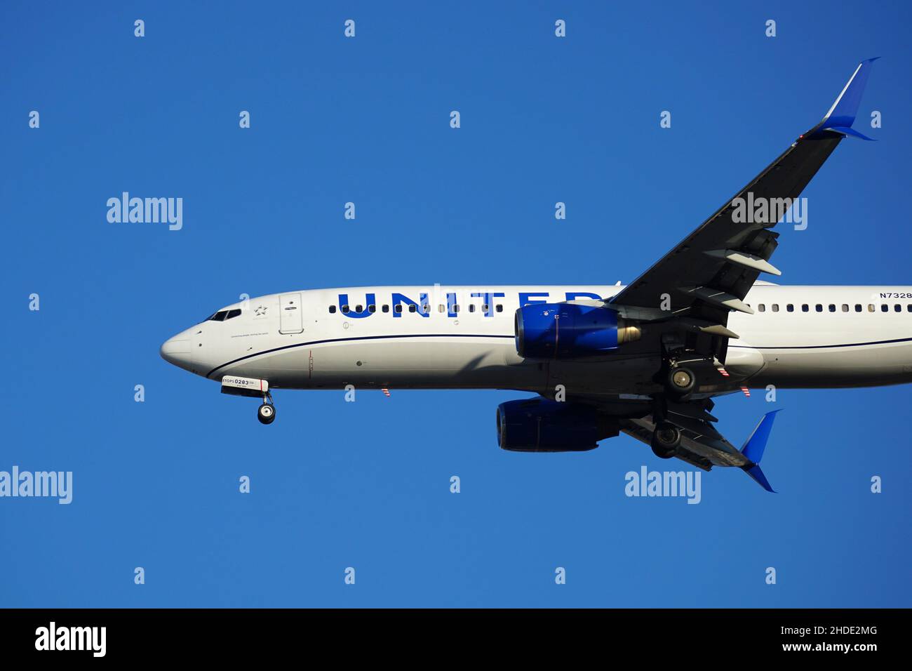 United Airlines Boeing 737-700 prepares for landing at Chicago O'Hare International Airport. Stock Photo