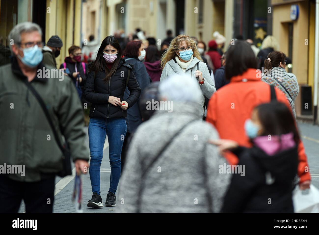 Corona Christmas 2022 Commercial Vendrell, Spain. 05Th Jan, 2022. People Wearing Facemasks As A Precaution  Against The Spread Of Covid-19 Walk Through The Commercial Area Of Vendrell  Tarragona.citizens Of Vendrell Finalize Their Last Purchases Of The