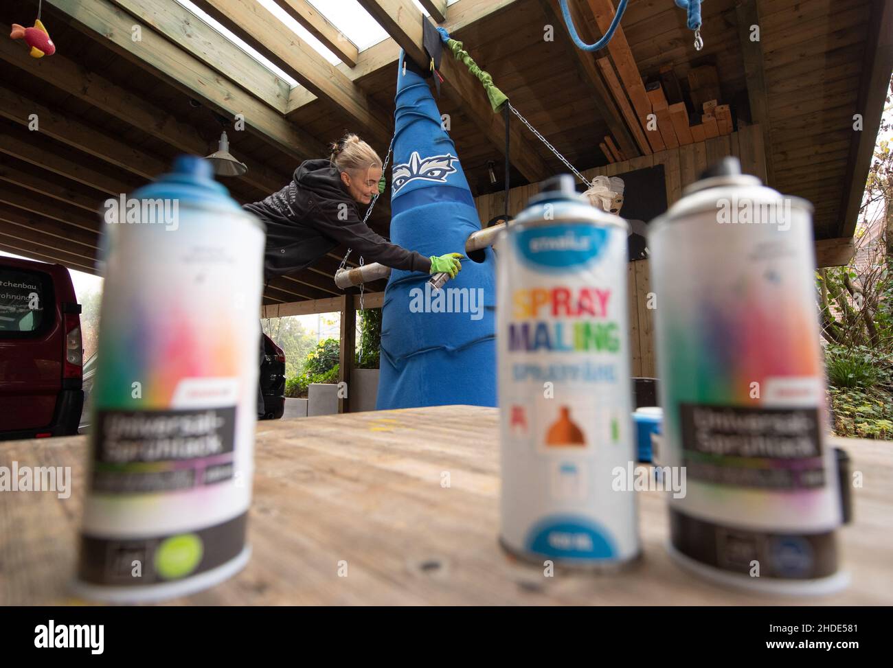 Hagen A.T.W., Germany. 23rd Nov, 2021. Master ladies' tailor and fashion  designer Stefanie Ludwig sprays a mascot with paint in her costume  workshop. Ludwig and her team have been making mascot costumes