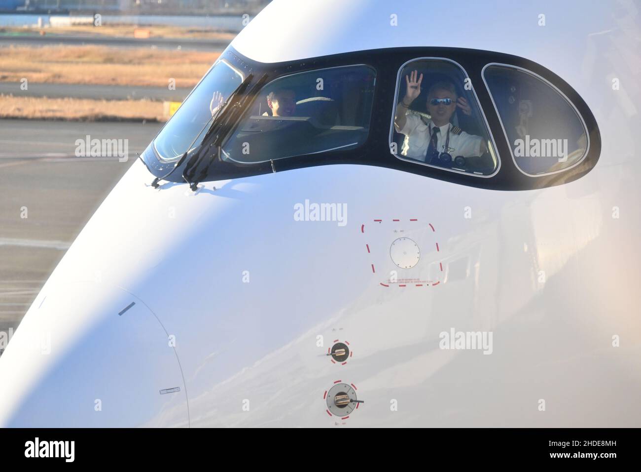 Pilots of JAL flight JL4101 (A350900, JA13XJ) waving to passengers