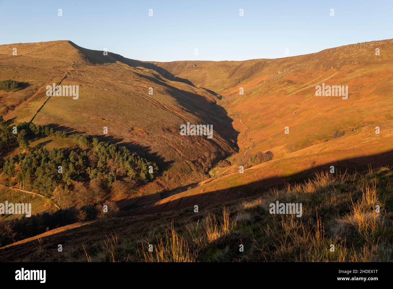 Grindsbrook Clough and Knoll at Edale on the edge of Kinder Scout, in the Peak District, Derbyshire. A sunny November morning. Stock Photo