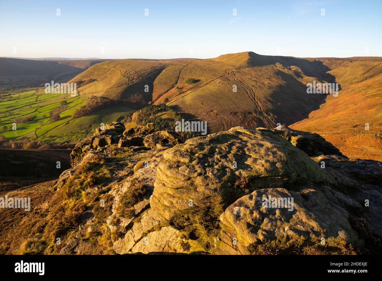 Gritstone outcrops at Ringing Roger on the edge of Kinder Scout, Edale, Derbyshire, Peak District, England. Grinsbrook Clough in the background. Stock Photo