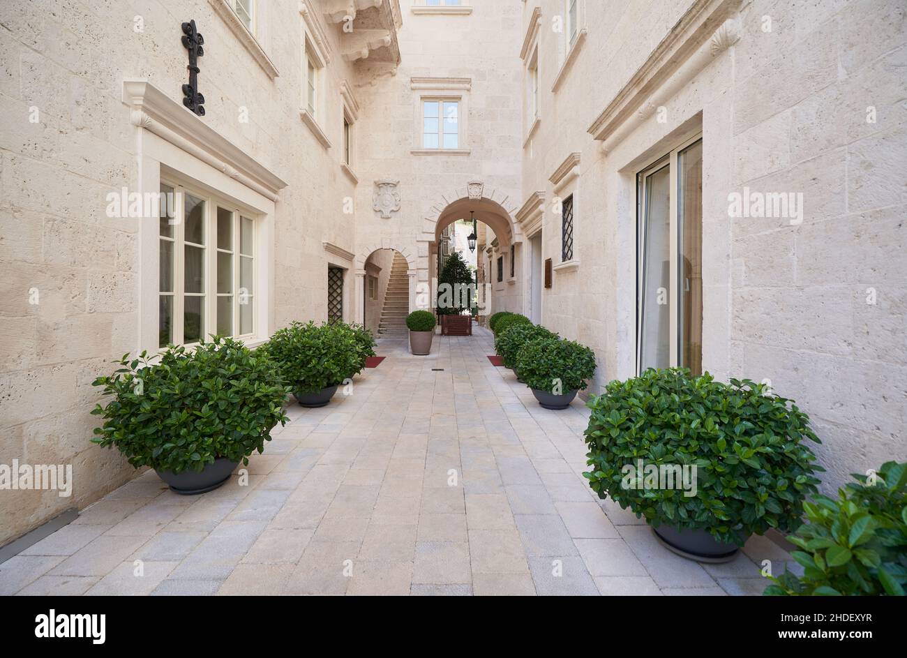 Narrow street facade hi-res stock photography and images - Alamy