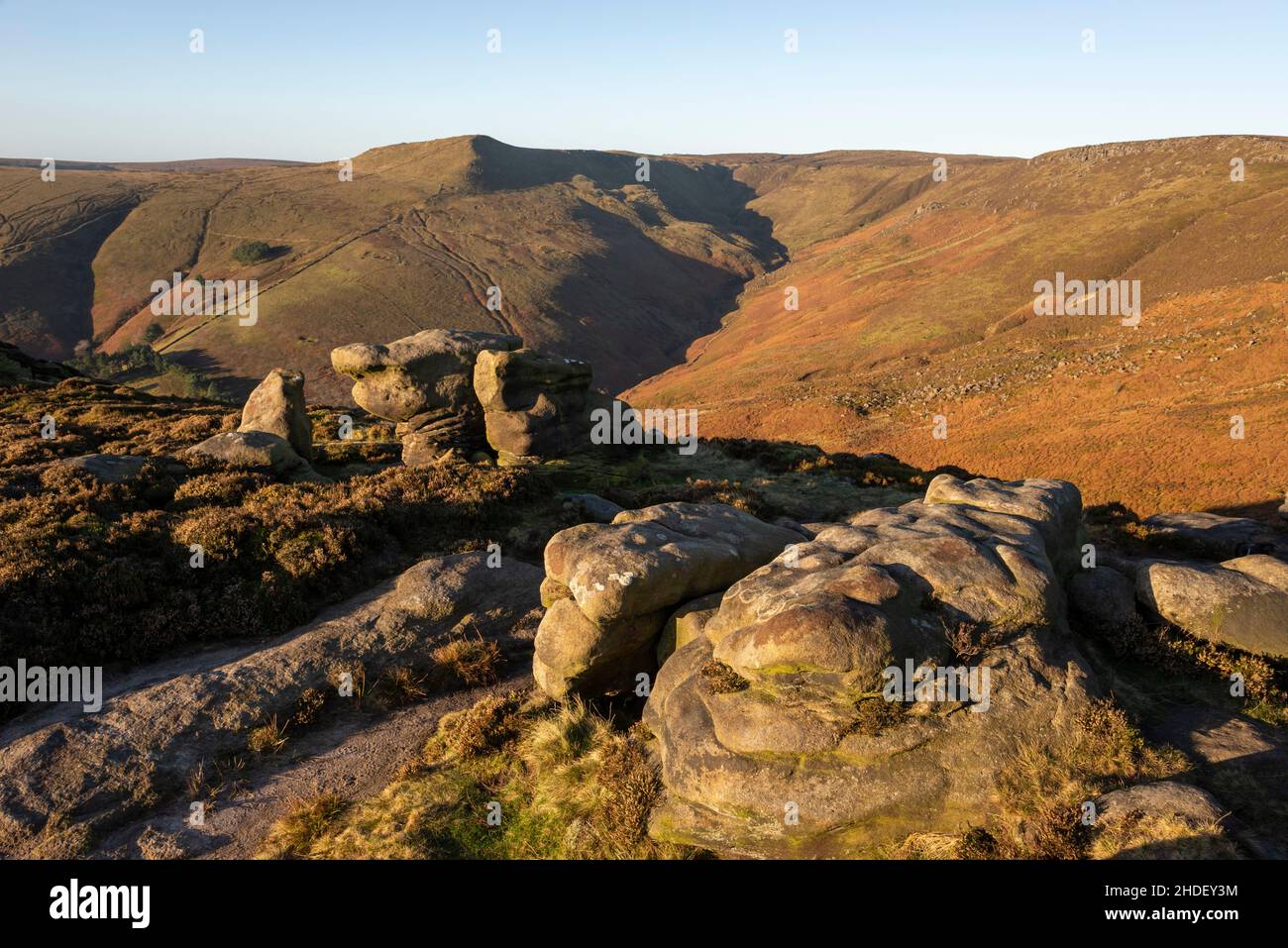 Gritstone outcrops at Ringing Roger on the edge of Kinder Scout, Edale, Derbyshire, Peak District, England. Grindsbrook Clough in the background. Stock Photo