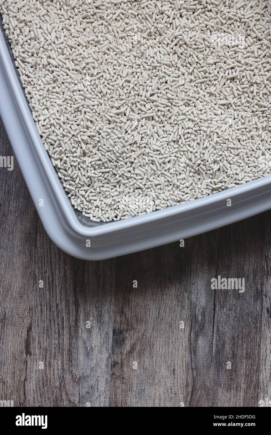 Cat litterbox with natural flushable biodegradable tofu clumping litter