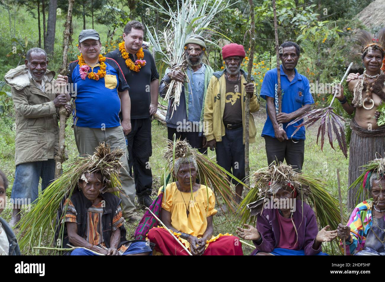 Papua New Guinea; Eastern Highlands; Goroka; Namta; White tourists with a group of Papuans in the bush. Touristen mit einer Gruppe Papuas im Busch. Stock Photo