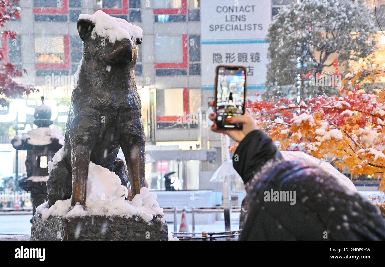 Tokyo, Japan. 06th Jan, 2022. A visitor takes photos of the statue of