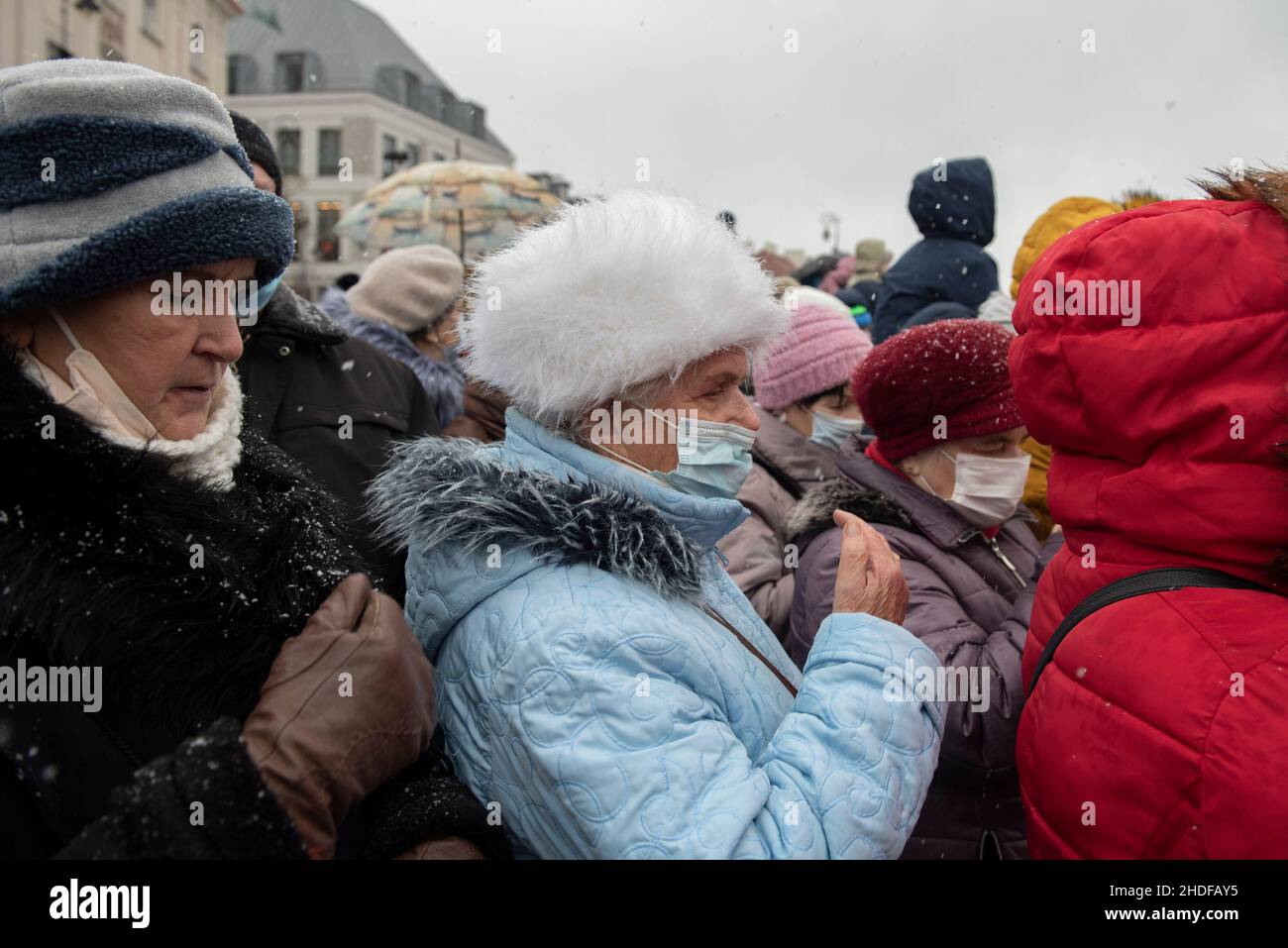 Warsaw, Warsaw, Poland:January 6, 2022, Elderly women pray during the Epiphany celebration on January 6, 2022 in Warsaw, Poland. Several hundreds of people gathered in the old town to celebrate Epiphany, also known as Three Kings Day in Poland, despite the rising number of Sars-CoV2 (Coronavirus) infections. (Credit Image: © Aleksander Kalka/ZUMA Press Wire) Stock Photo