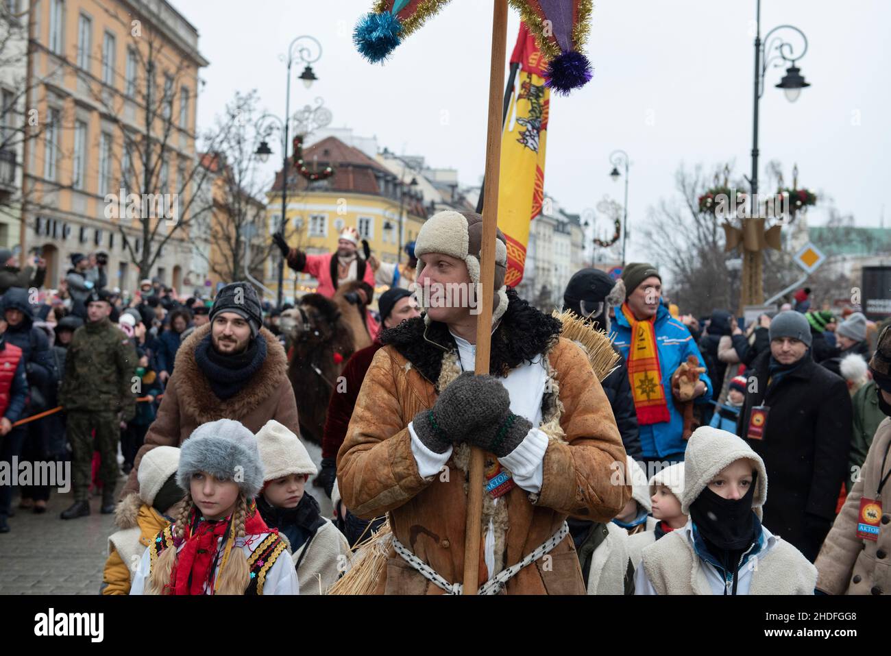 Warsaw, Warsaw, Poland. 6th Jan, 2022. A man dressed in traditional clothes carries a star during the Epiphany celebration on January 6, 2022 in Warsaw, Poland. Several hundreds of people gathered in the old town to celebrate Epiphany, also known as Three Kings Day in Poland, despite the rising number of Sars-CoV2 (Coronavirus) infections. (Credit Image: © Aleksander Kalka/ZUMA Press Wire) Stock Photo