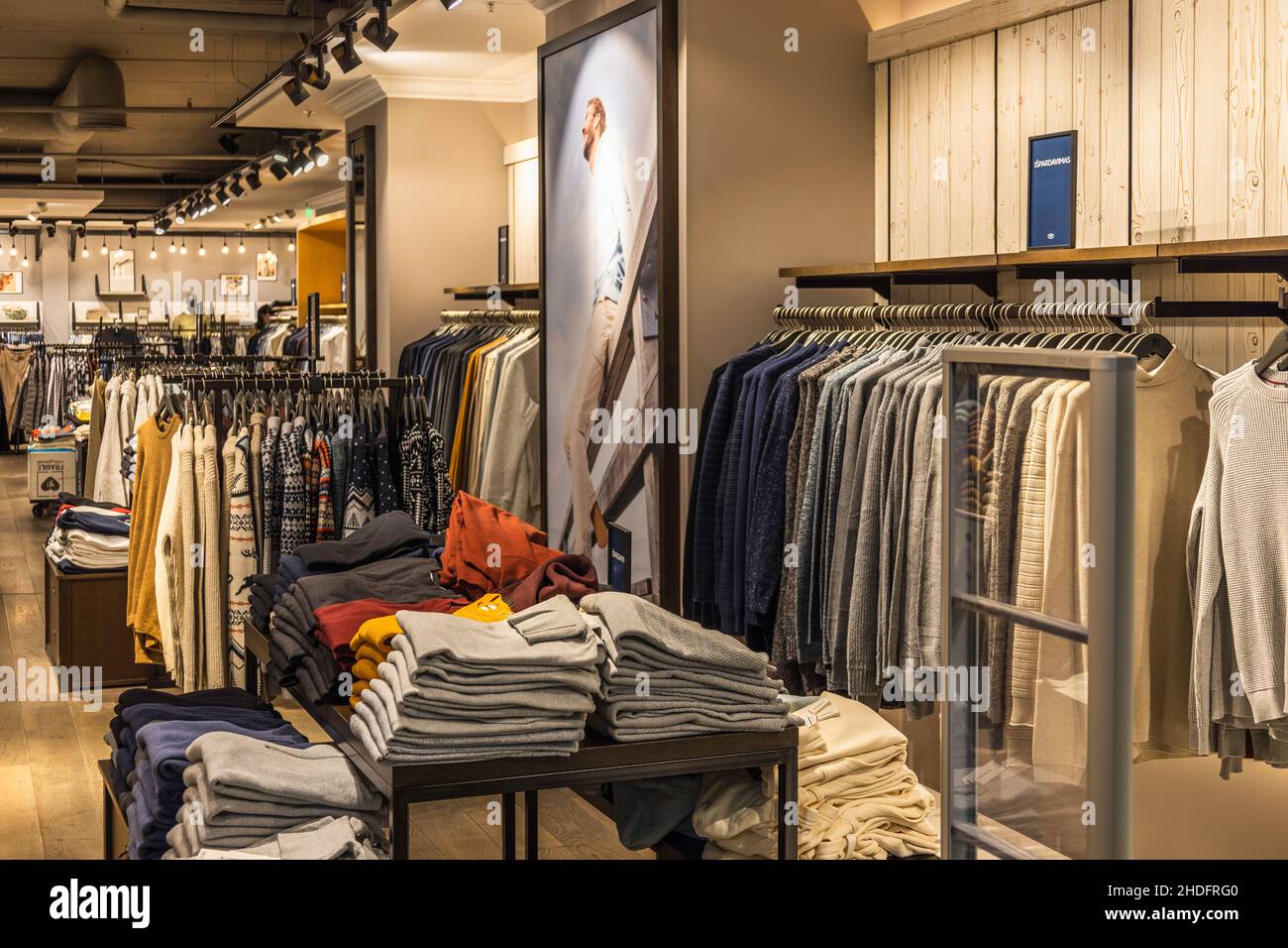 luxury shopping mall department clothing store interior Stock Photo - Alamy