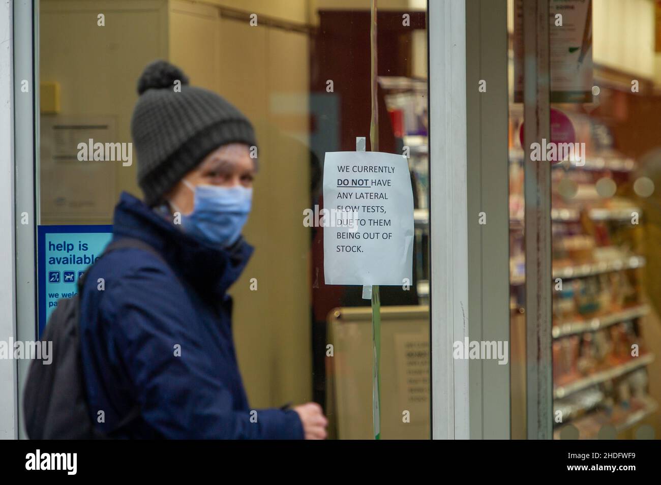 Windsor, Berkshire, UK. 6th January, 2022. A sign in the window of Boots telling customers that they have no stocks of Covid-19 Lateral Flow Tests. The Government are urging people to use Lateral Flow Tests, however, the availability of them remains very limited. Credit: Maureen McLean/Alamy Live News Stock Photo