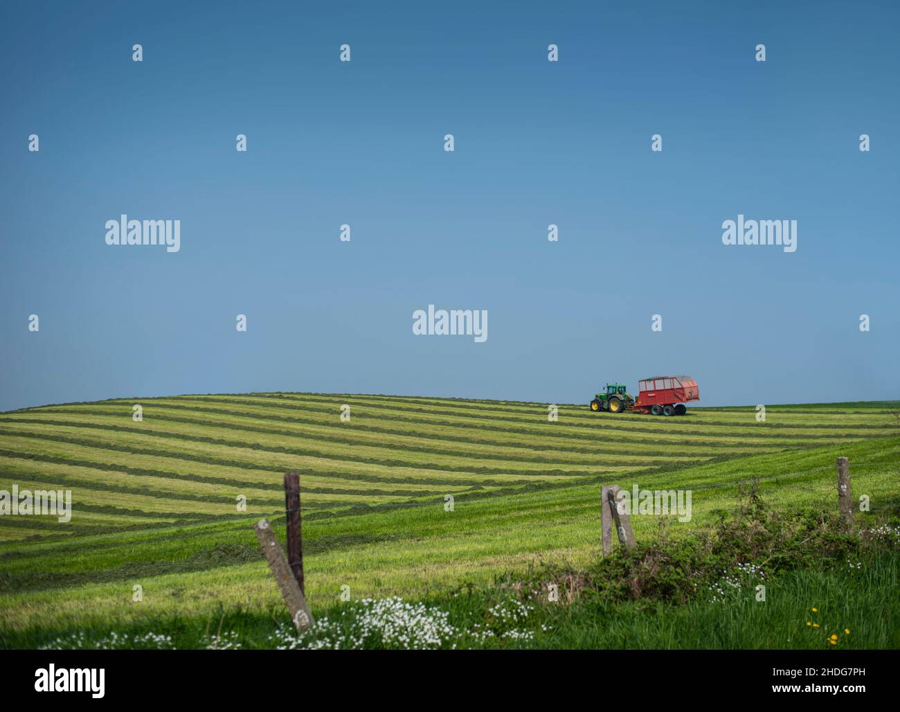 Tractors equipment bales hay hi-res stock photography and images - Alamy