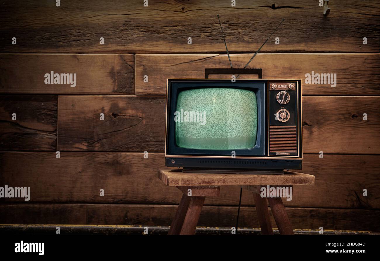 watching tv, noise, no reception, television, tv, noises, no receptions