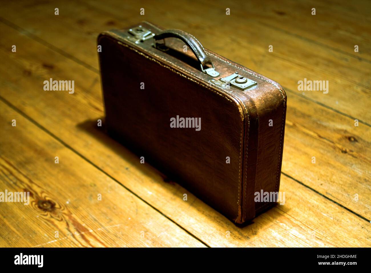 retro, suitcase, vintage, leather suitcase, old fashioned, retro style